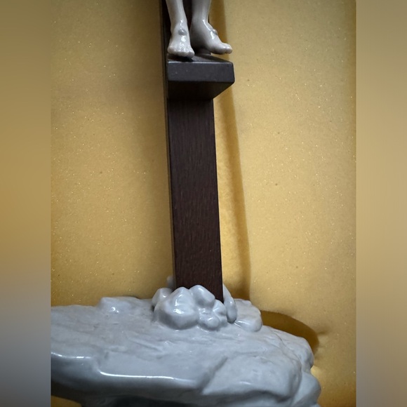 Lladro Our Savior Crucifix Figurine Tabletop - Picture 12 of 16